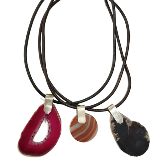COLGANTE CON DIJE DE PIEDRA