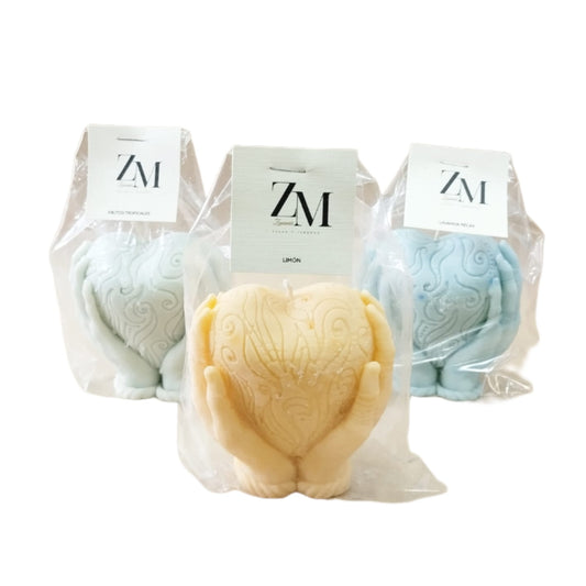 VELA AROMATICA CORAZON CON MANOS
